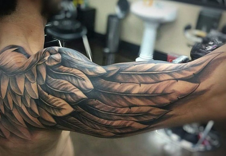 top tatouages homme sur épaule plumes aigle complexes