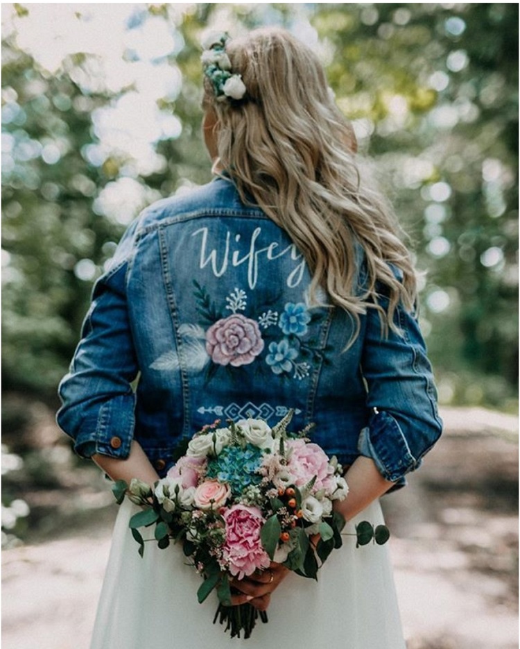 une veste assortie avec le bouquet de mariée