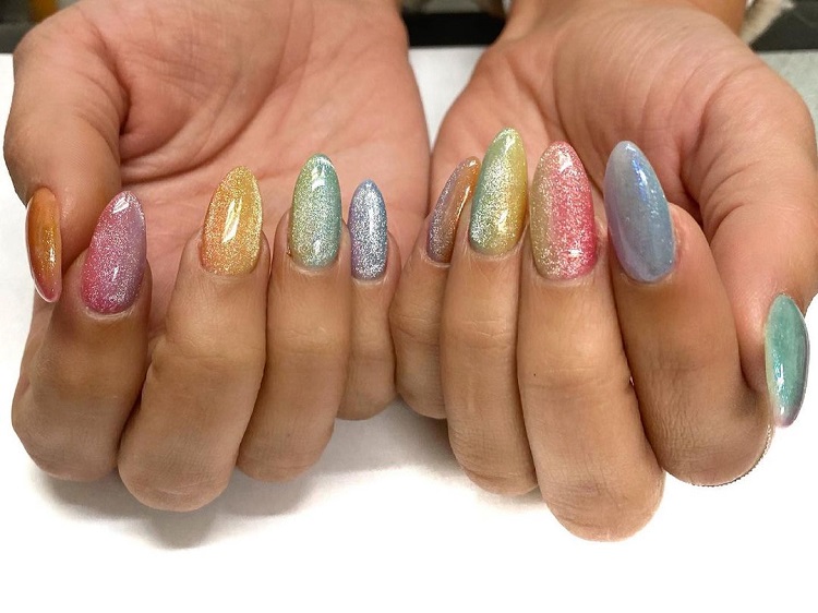 velvet nails et rainbow nails tendance nail art instagram manucure velours brillant