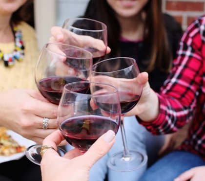 vin rouge ralentir progression endométriose maladie gynécologique nouvelle étude resvératrol polyphénol