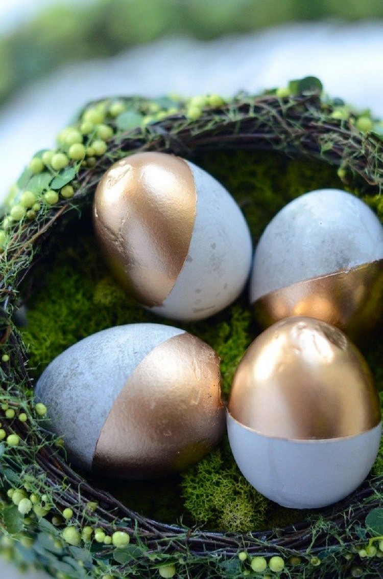 œufs de Pâques en béton teinté bleu décorés peinture cuivre
