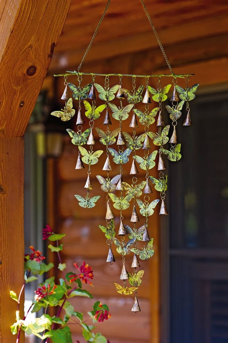 carillon éolien avec des mini-cloches avec des papillons