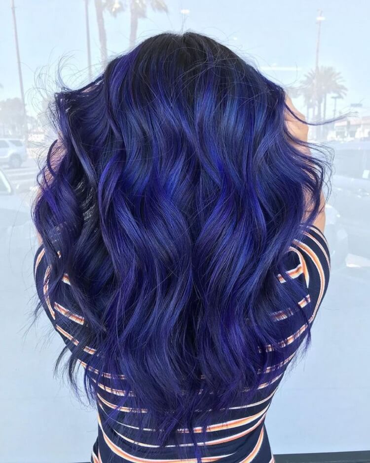 Comment coiffer les cheveux bleu nuit