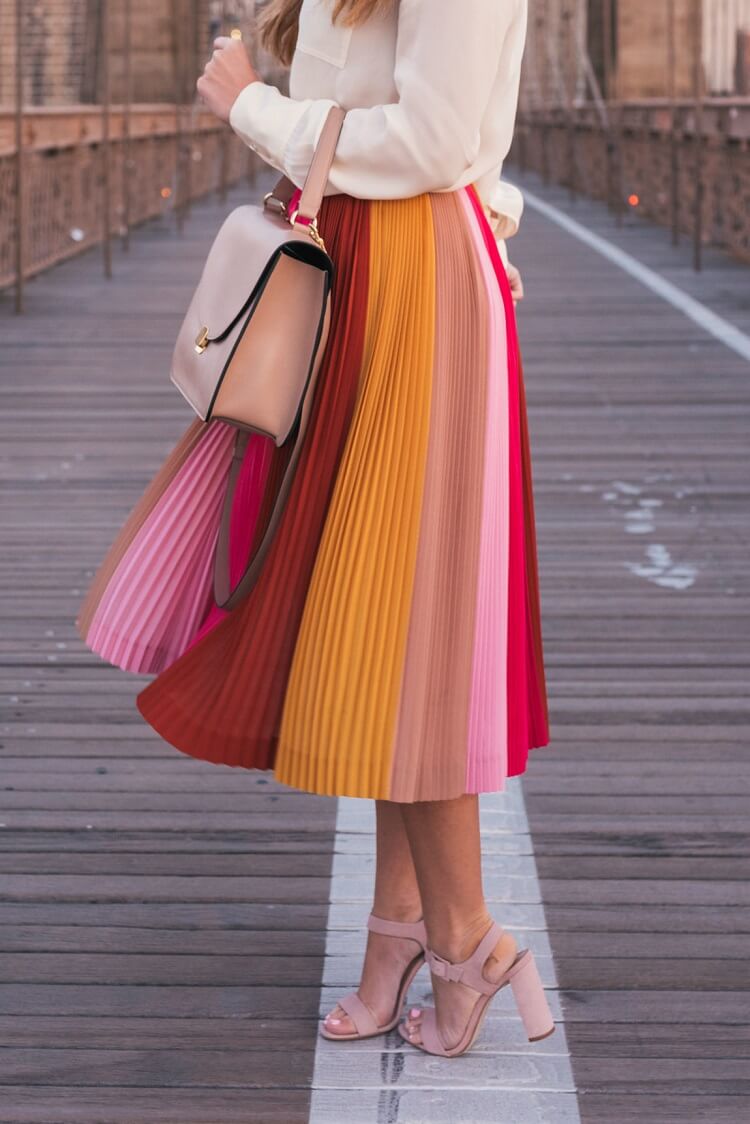 jupe plissée multicolore avec des accessoires en couleur nue 