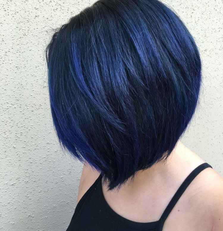 coloration bleu nuit sur cheveux courts femme