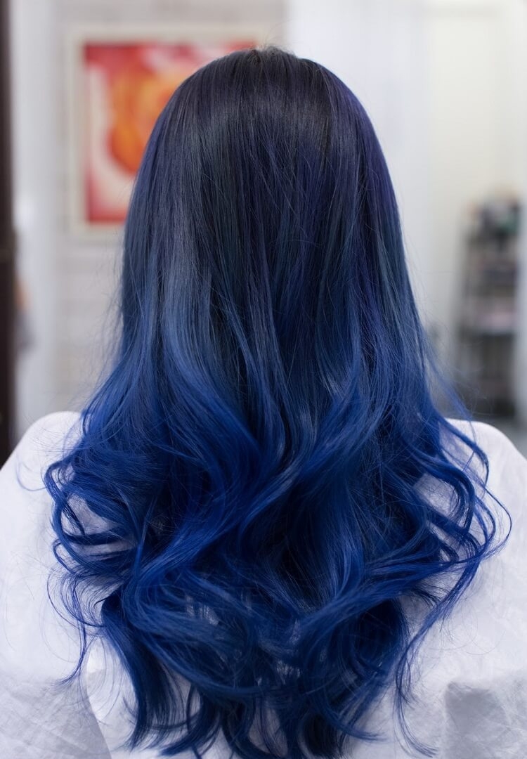 coloration tendance bleu nuit sur cheveux longs ombré