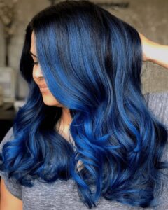 Réussir un look unique et impressionnant avec la coloration bleu nuit