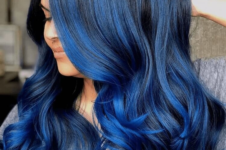 Réussir un look unique et impressionnant avec la coloration bleu nuit
