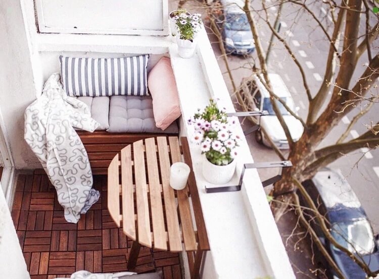 amenagement petit balcon caillebotis bois table rabattable banquette sur mesure jardinieres fleurs