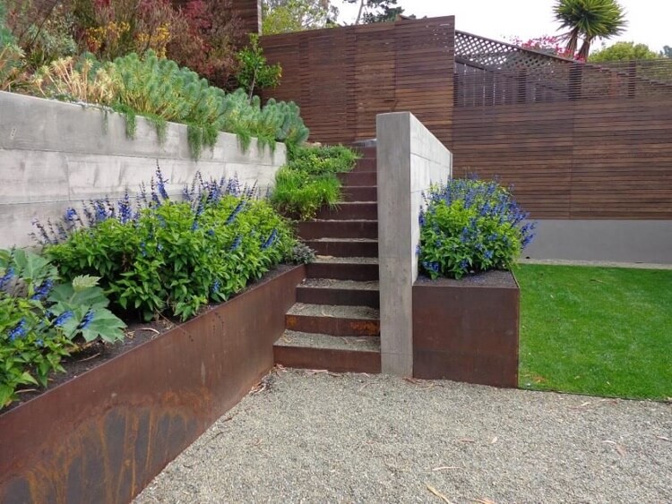aménagement jardin plusieurs niveaux avec murs de soutènement en acier corten beton
