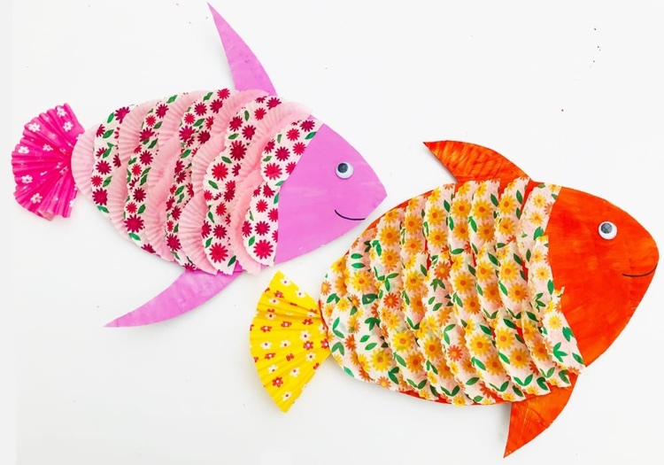 bricolage poissons avec assiette carton caissettes cupcakes multicolores