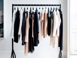 combien de vêtements pour une garde robe capsule minimaliste réussie