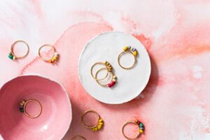 comment faire bagues en cercles métalliques dorés perles rocaille