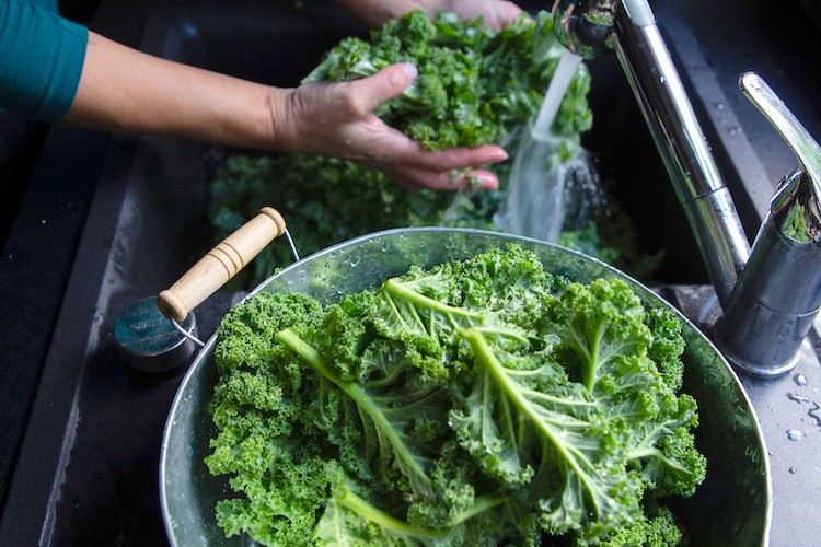 How to wash kale with running water to remove pesticides