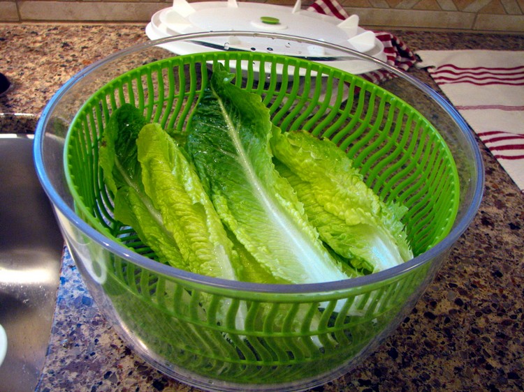 how to wash salad, remove dry pesticides without squeezing