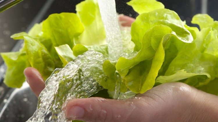How to wash green salad under running water to remove pesticides