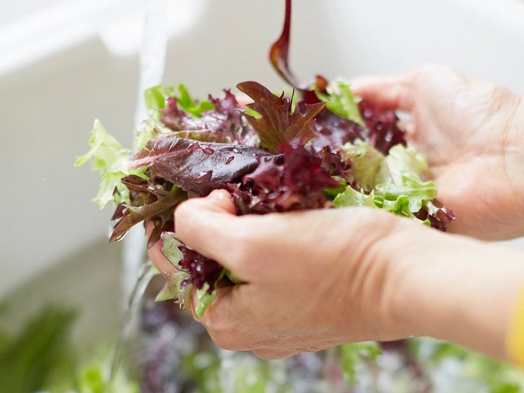 How to wash green salad to remove pesticides