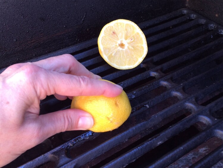 comment nettoyer une grille de barbecue rouillée appliquer citron gratter brosse