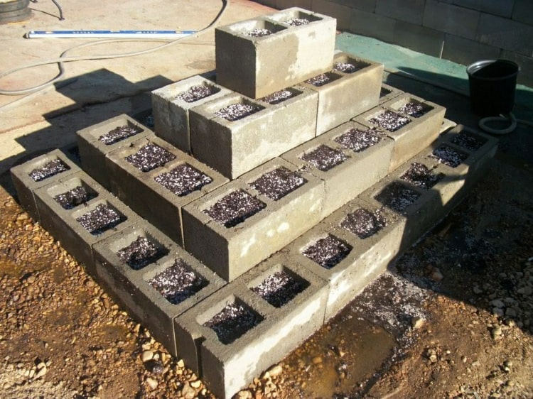 construire une pyramide fraisiers blocs béton parterre surélevé jardin
