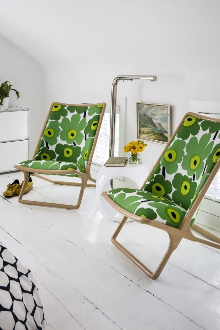 décoration studio blanc chaises colorées