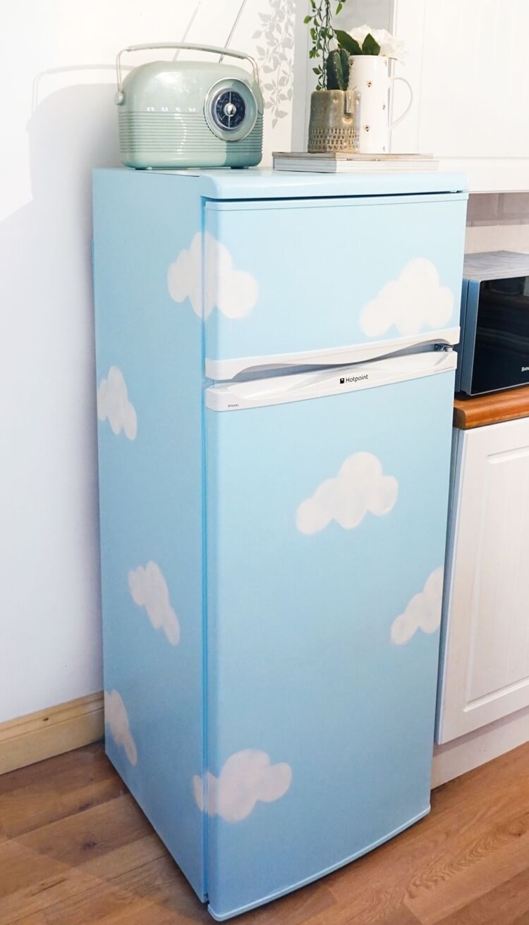 frigo bleu ciel decoration nuages peinture