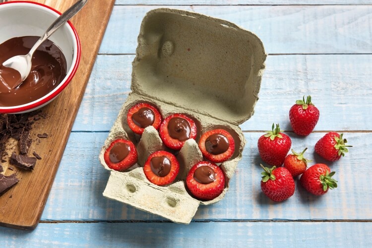 idée de recette pour un pique-nique fraises au chocolat en boîte d'oeufs