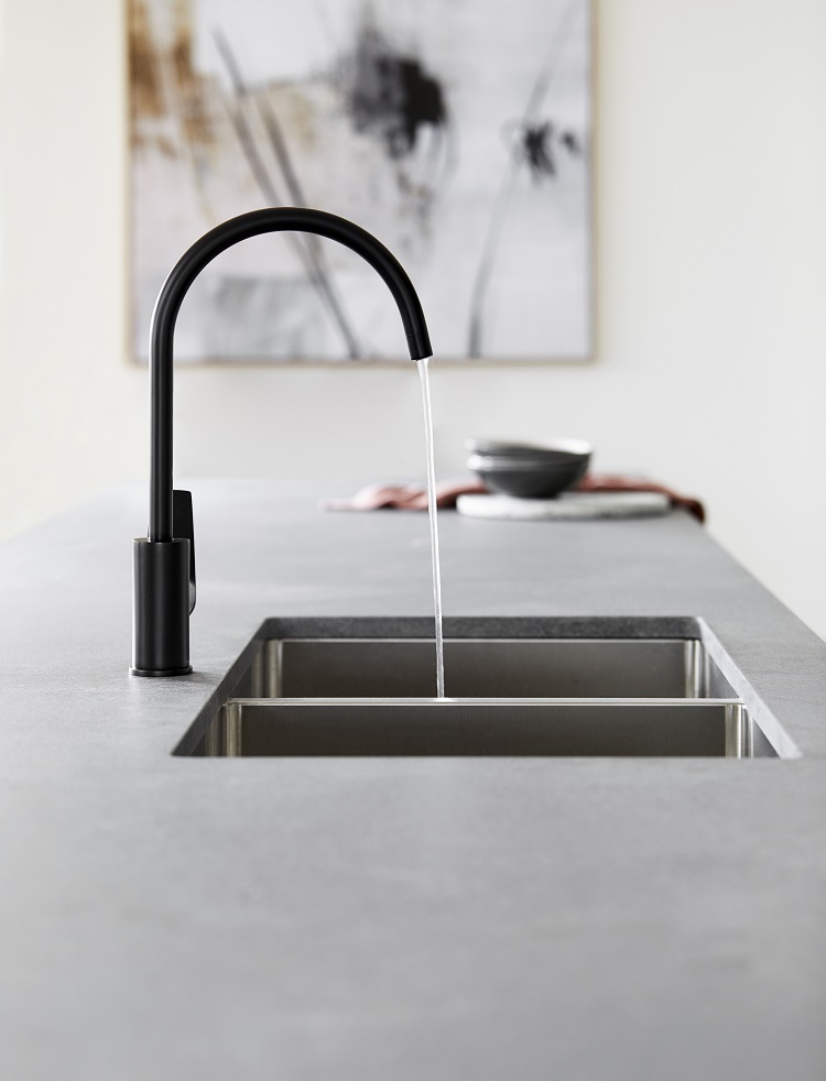 idées couleurs cuisine moderne 2021 robinets cuisine evier plan de travail ciment ciré