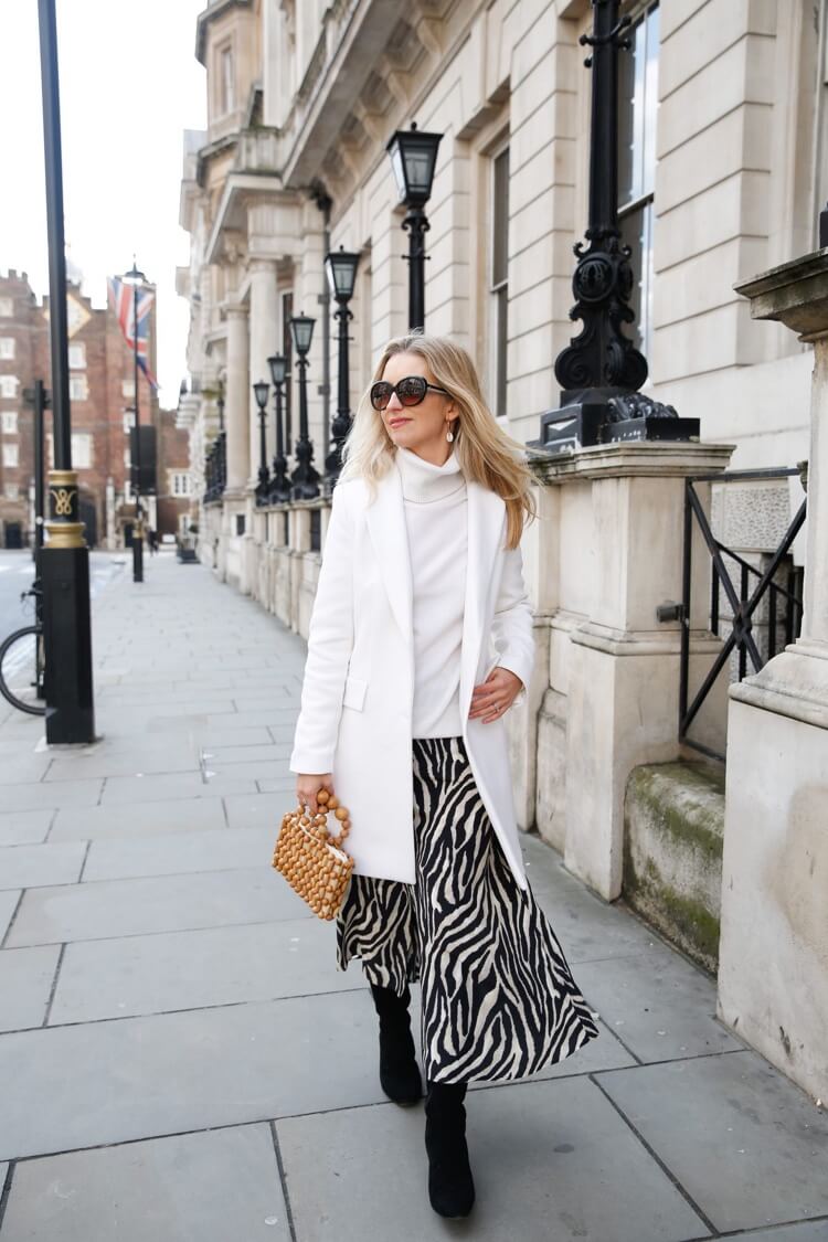 jupe zebre pull blanc manteau blanc tenue elegante