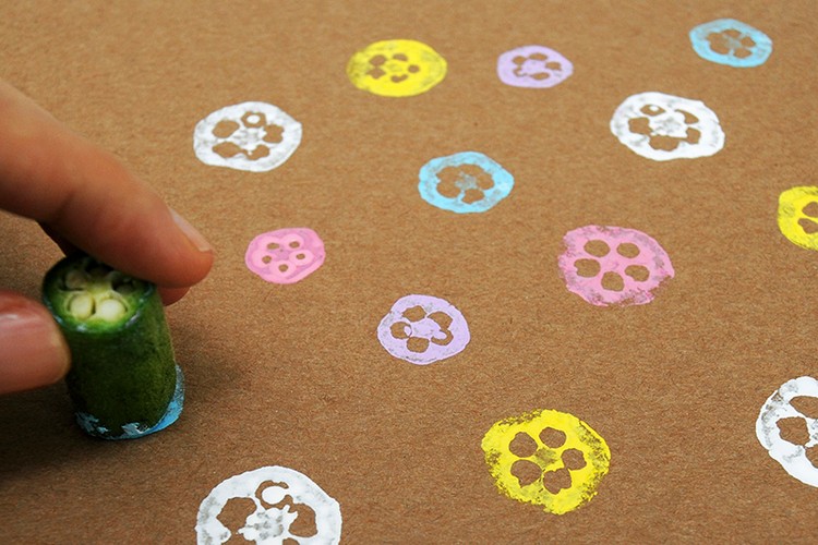 loisirs maternelle fleurs peinture empreintes gombo papier craft