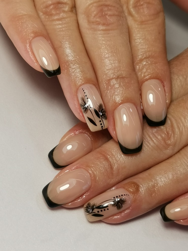 nail art fleur minimaliste en noir sur ongles carrés