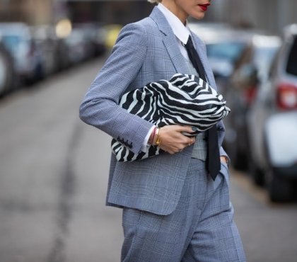 outfit business chic sac main imprime zebre tailleur femme gris