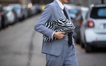 outfit business chic sac main imprime zebre tailleur femme gris