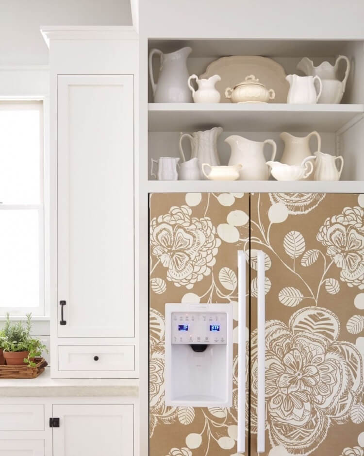 papier peint motif floral dore relooking frigo cuisine blanche