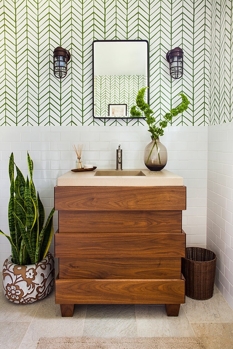 plante serpent petite salle bain meuble lavabo bois papier peint deco