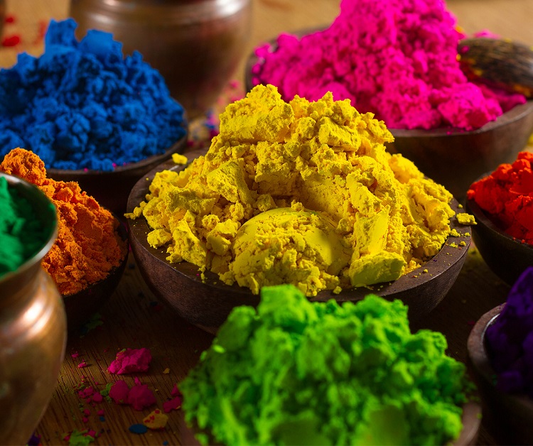 poudre holi fête des couleurs inde signification couleurs pigments poudre colorée