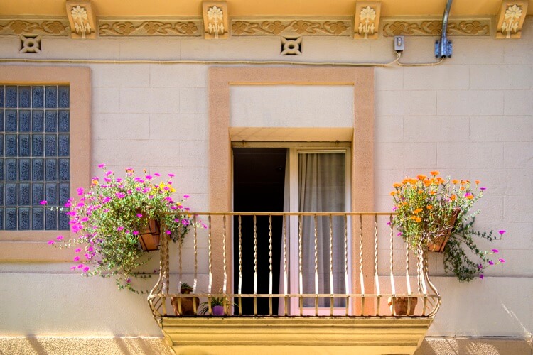 renovation balcon garde corps fer deco jardinieres fleurs soleil