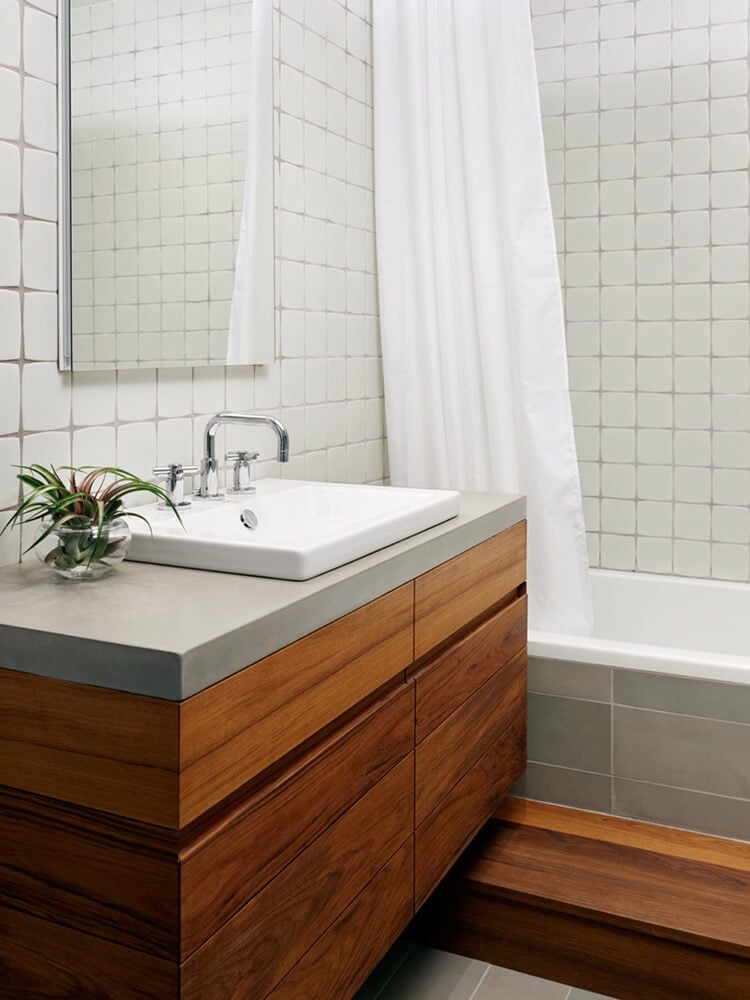 salle de bain avec baignoire meuble vasque bois deco tillandsia