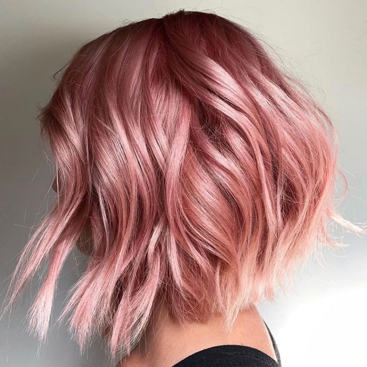 tendance coloration cheveux rose pastel coupe carré plongeant ondulé