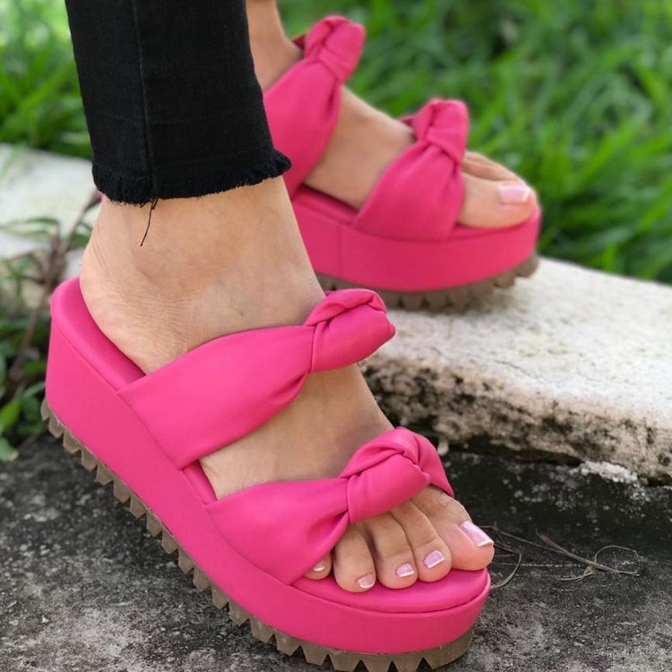 des sandales avec une plateforme en couleur rose fuchsia