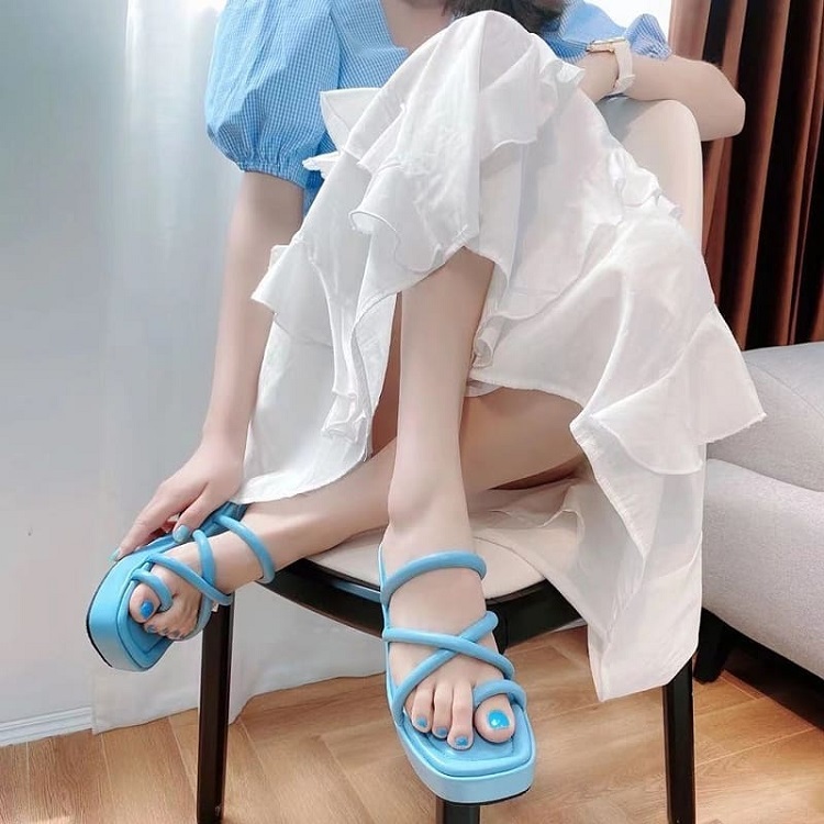 La chaussure à lanières en couleur bleu