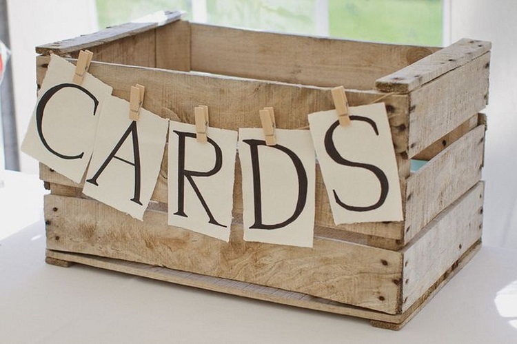 boîte à cartes de vœux simple avec une caisse en bois