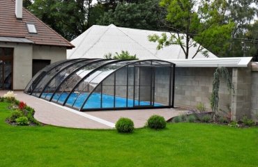 abri de piscine bas avec parois télescopiques design moderne