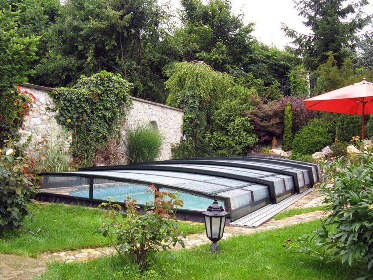 abri de piscine bas escamotable design contemporain
