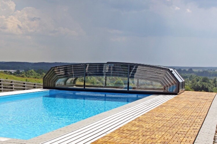 abri de piscine bas téléscopique design moderne plage bois