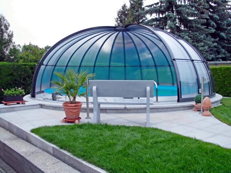 abri de piscine dôme moderne solution de protection design