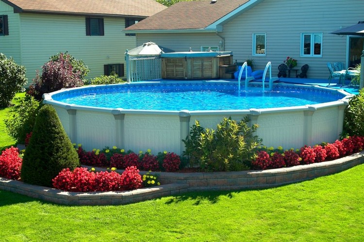 Quelle est la différence entre une piscine hors-sol et semi-enterrée ?