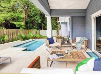 aménagement paysager bord de piscine avec coin lounge