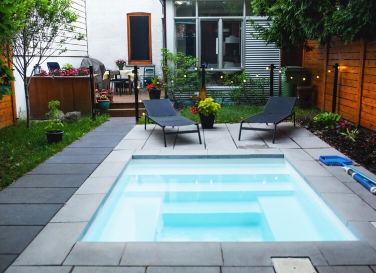 aménagement paysager petite piscine parterres de fleurs coin terrasse