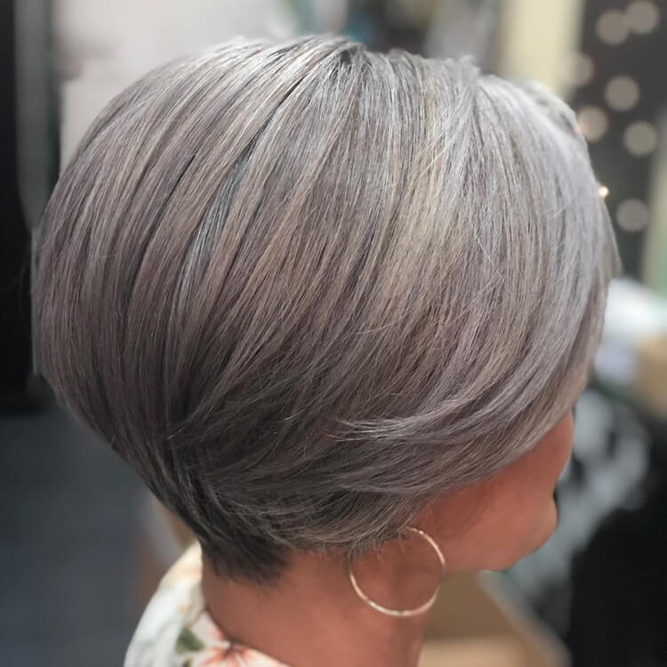 balayage inversé sur cheveux gris lowlights gris cendré coupe courte femme 50 ans