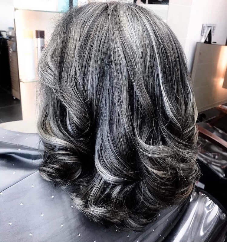 balayage inversé sur cheveux gris mèches platine lowlights gris foncé